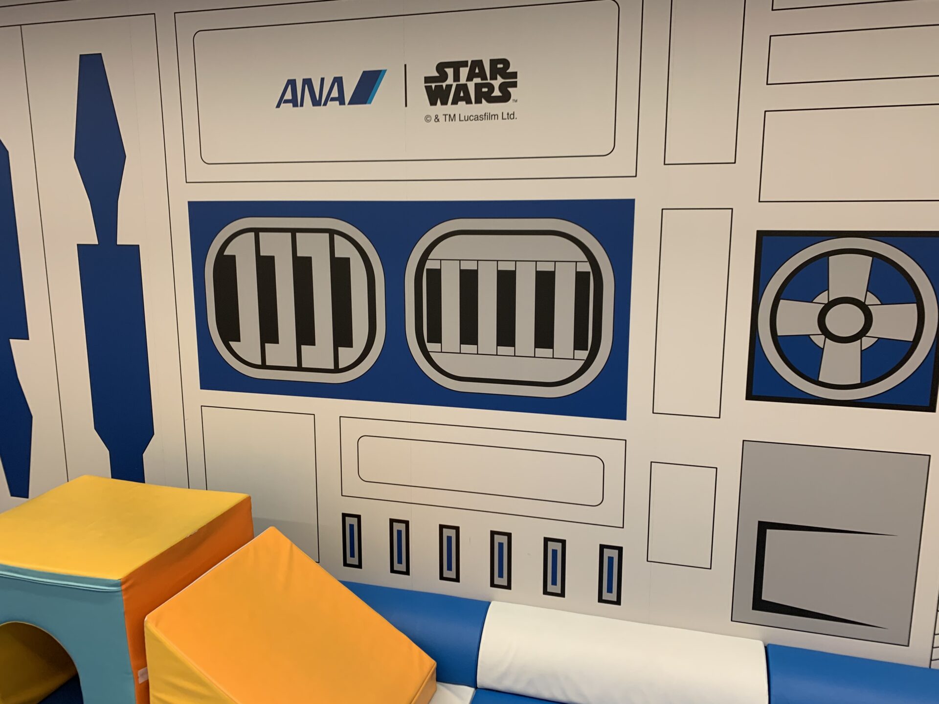 スターウォーズがモチーフのANAラウンジ内のキッズスペース